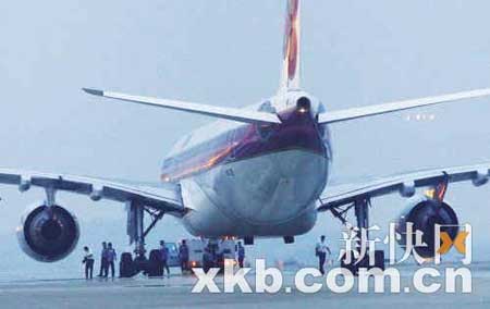 广州白云机场一架泰国航班在起飞前连爆7胎